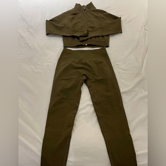 Alphalete amplify jacket in canteen - Picture 16 of 16